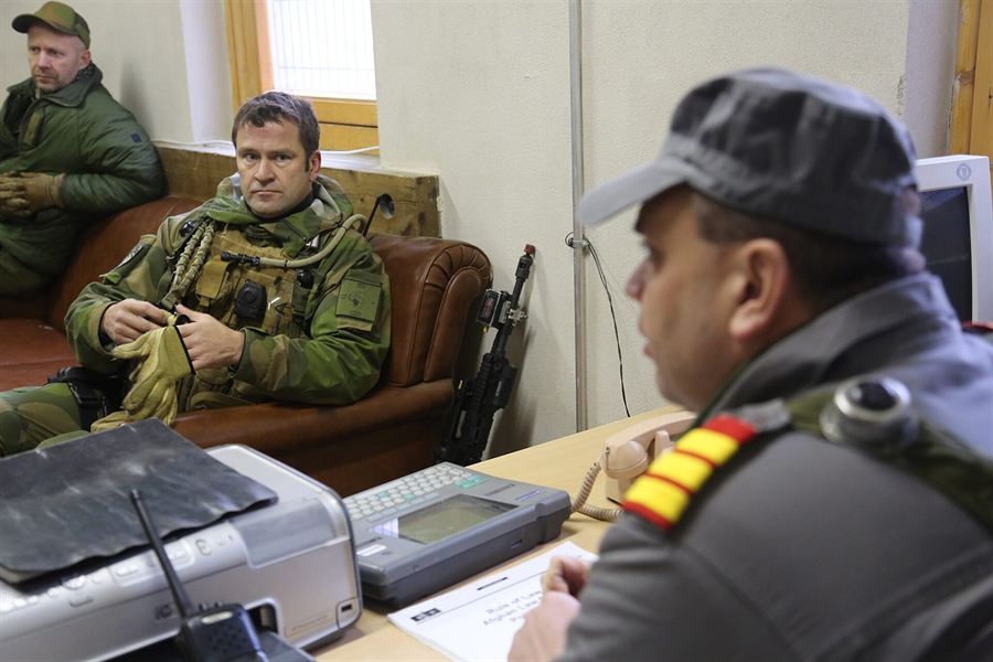 Двоє військовослужбовців за робочим столом із документами